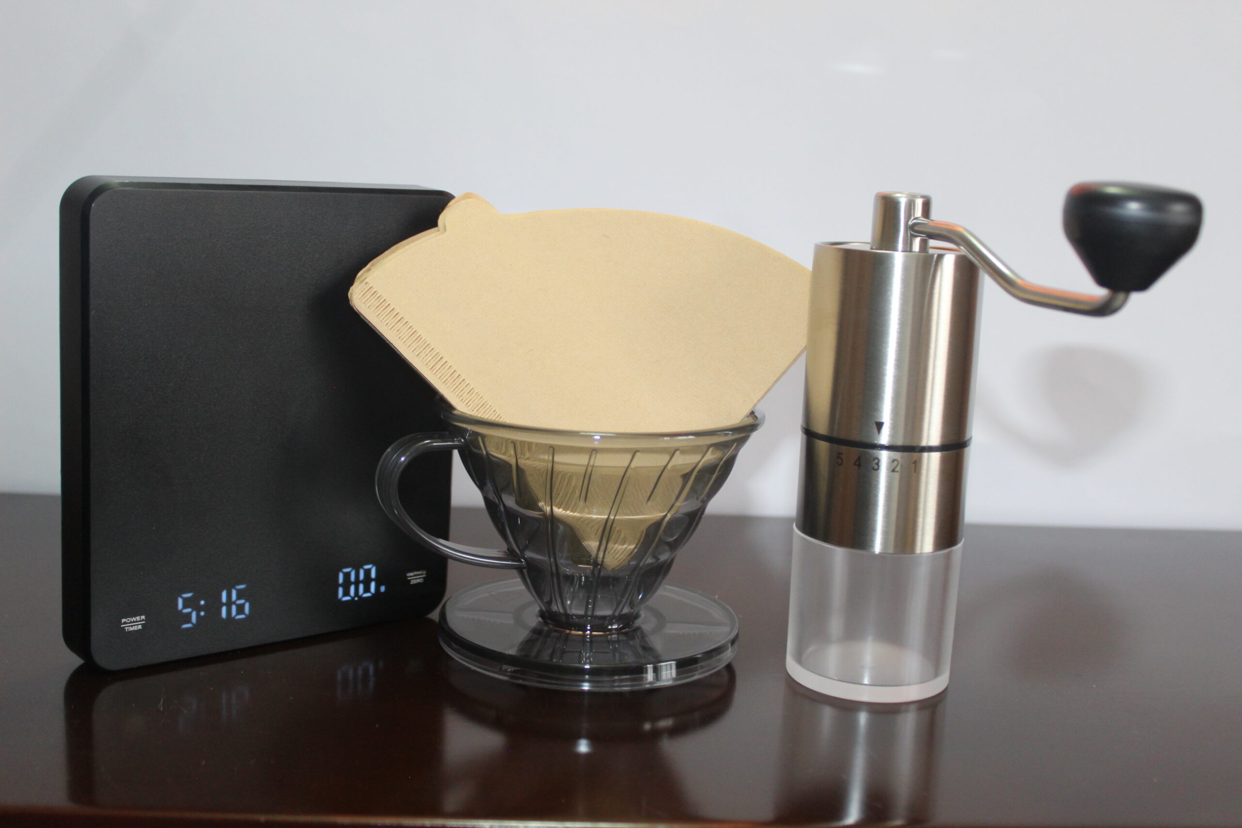 Kit Cafetero V60 Humo Gris + Molino Manual Graduable + 50 Filtros+ Gramera - Image 4